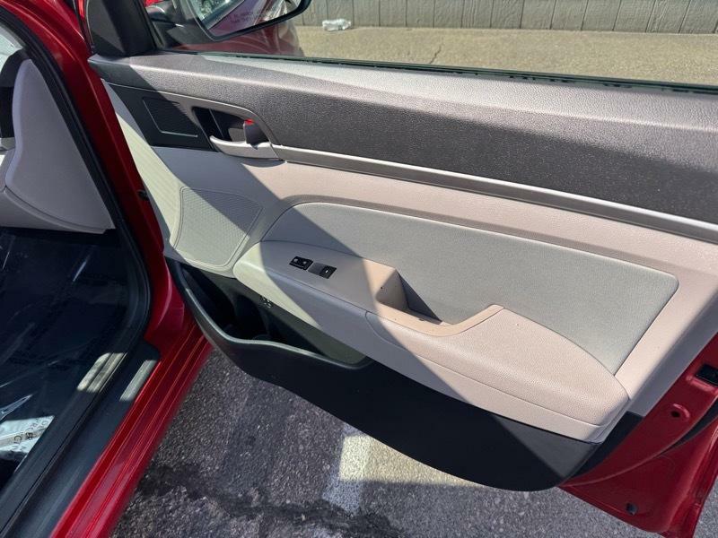 Photo 10 of this HYUNDAI ELANTRA