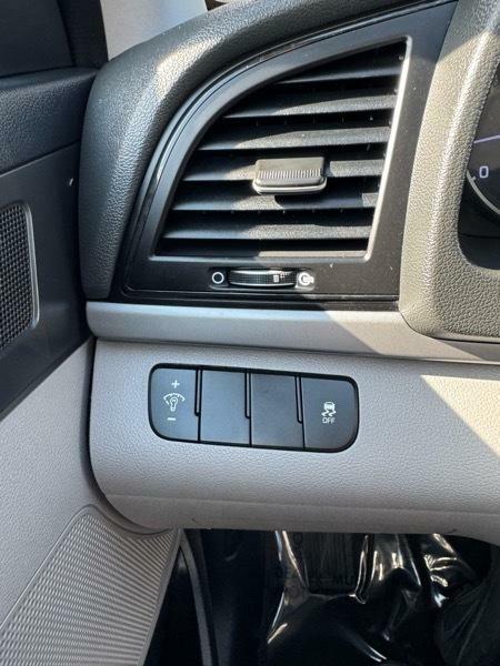 Photo 19 of this HYUNDAI ELANTRA