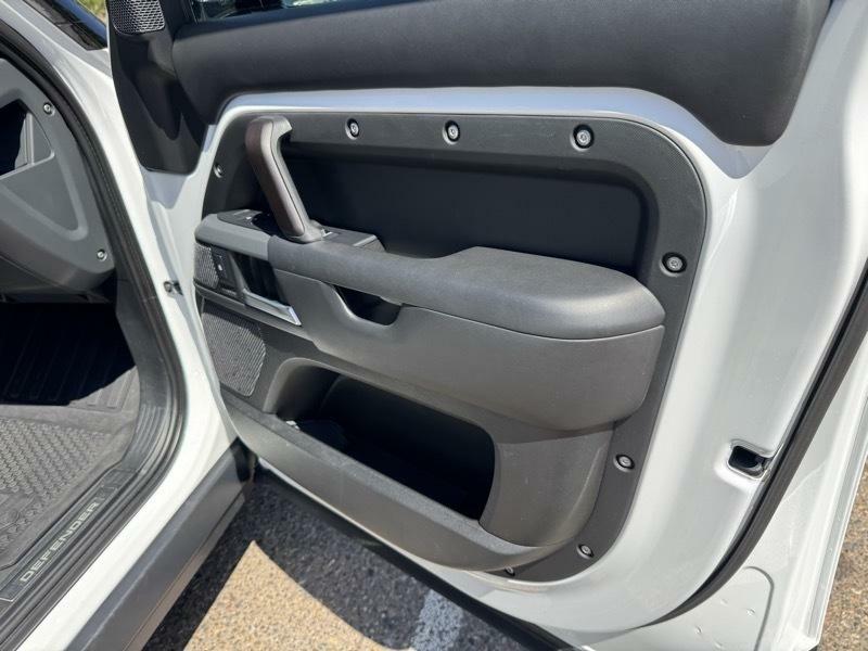 Photo 12 of this LAND ROVER DEFENDER