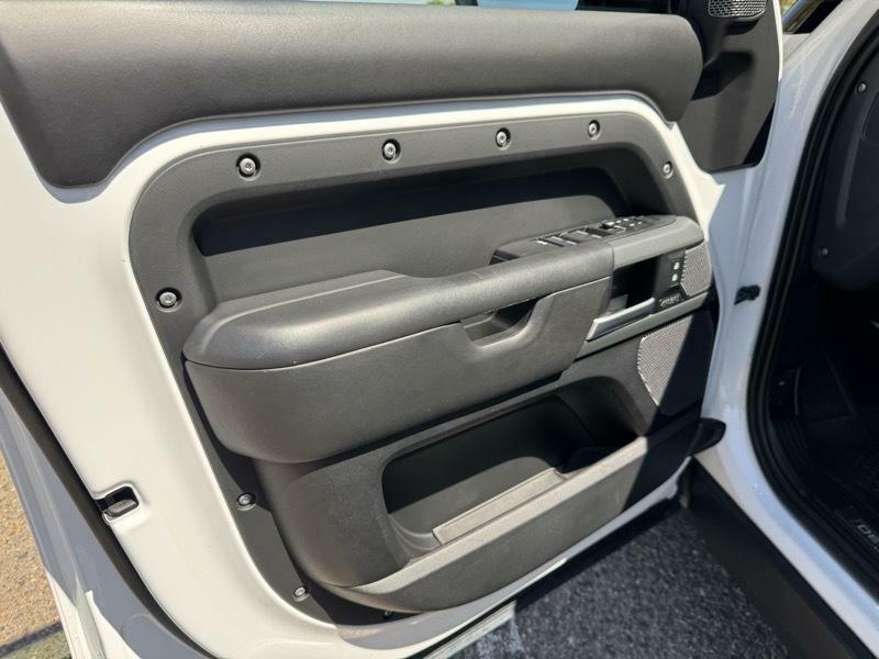 Photo 21 of this LAND ROVER DEFENDER