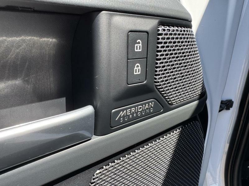 Photo 22 of this LAND ROVER DEFENDER