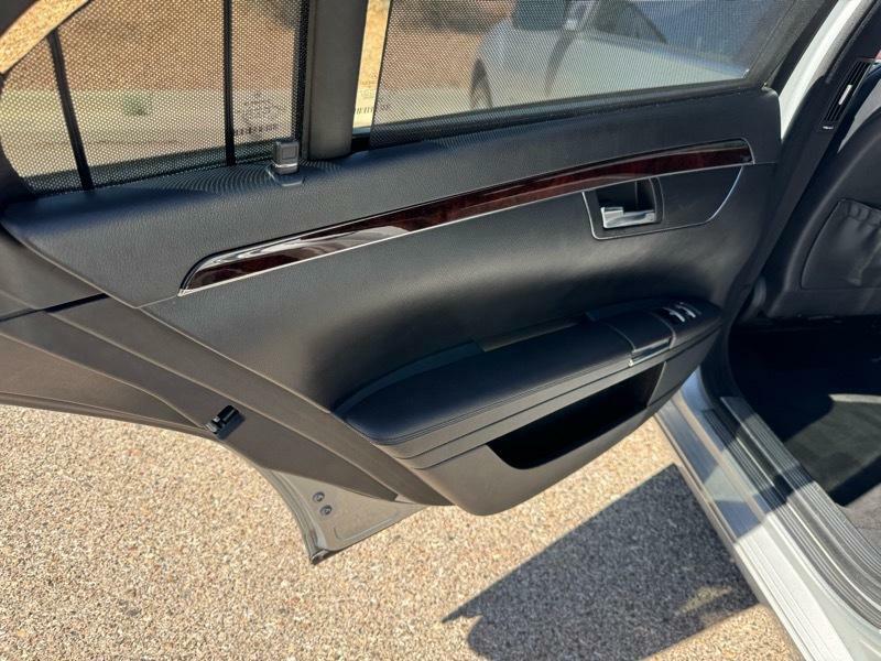 Photo 19 of this MERCEDES-BENZ S-CLASS