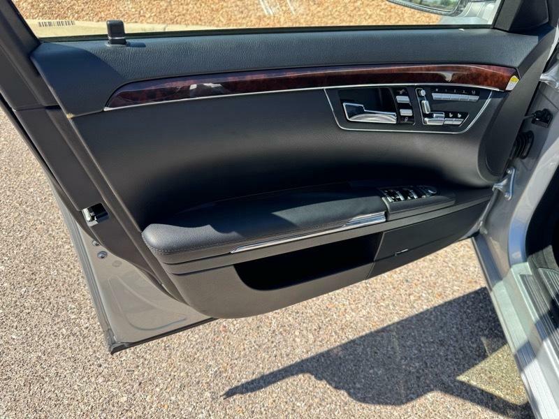 Photo 22 of this MERCEDES-BENZ S-CLASS