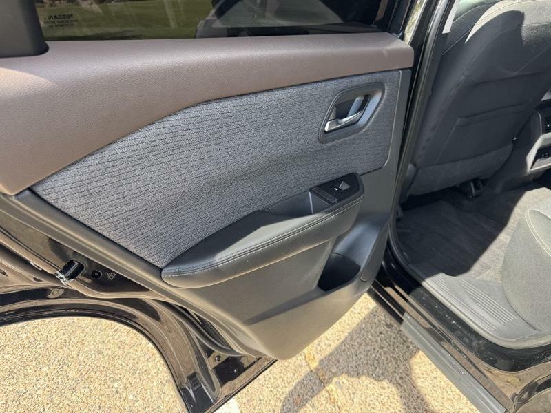 Photo 18 of this NISSAN ROGUE