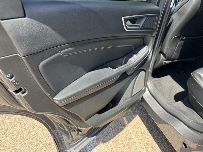 Photo 18 of this FORD EDGE