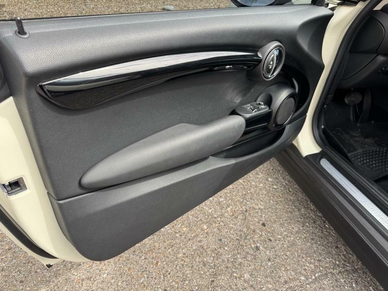 Photo 16 of this MINI HARDTOP 2 DOOR