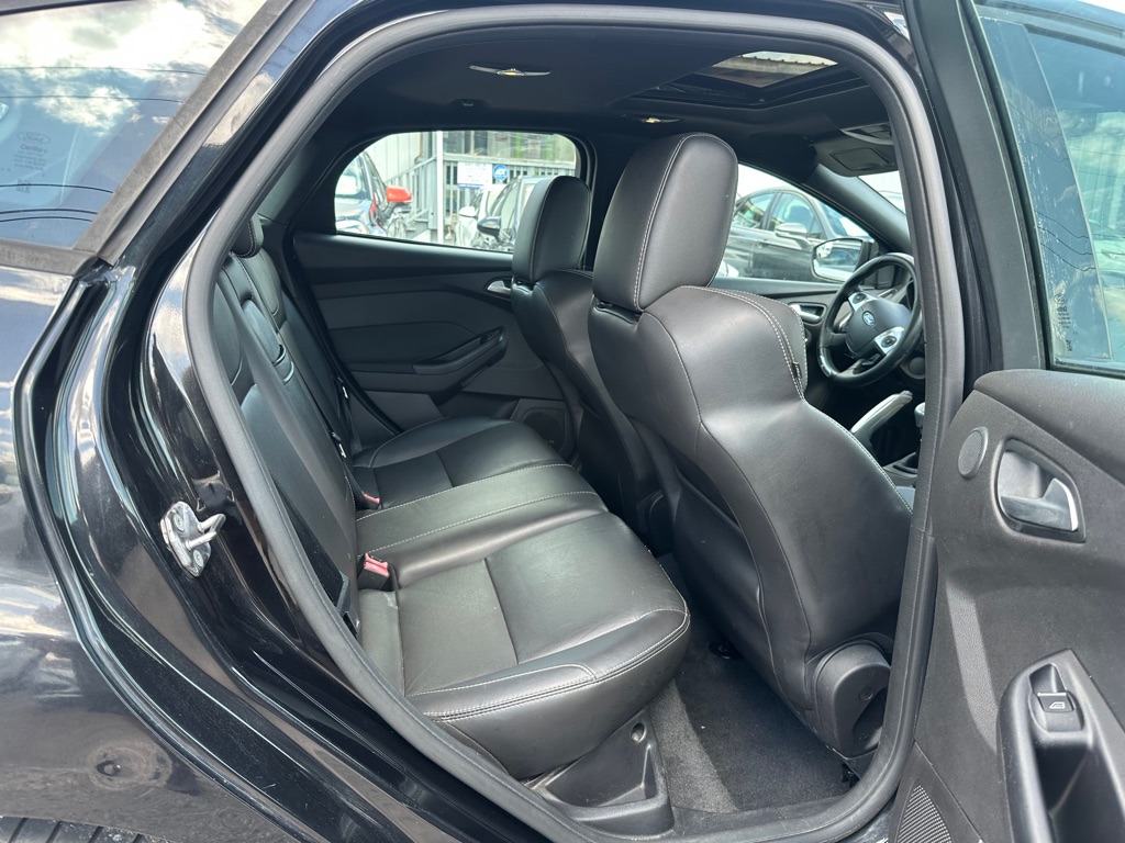 Photo 14 of this FORD FOCUS