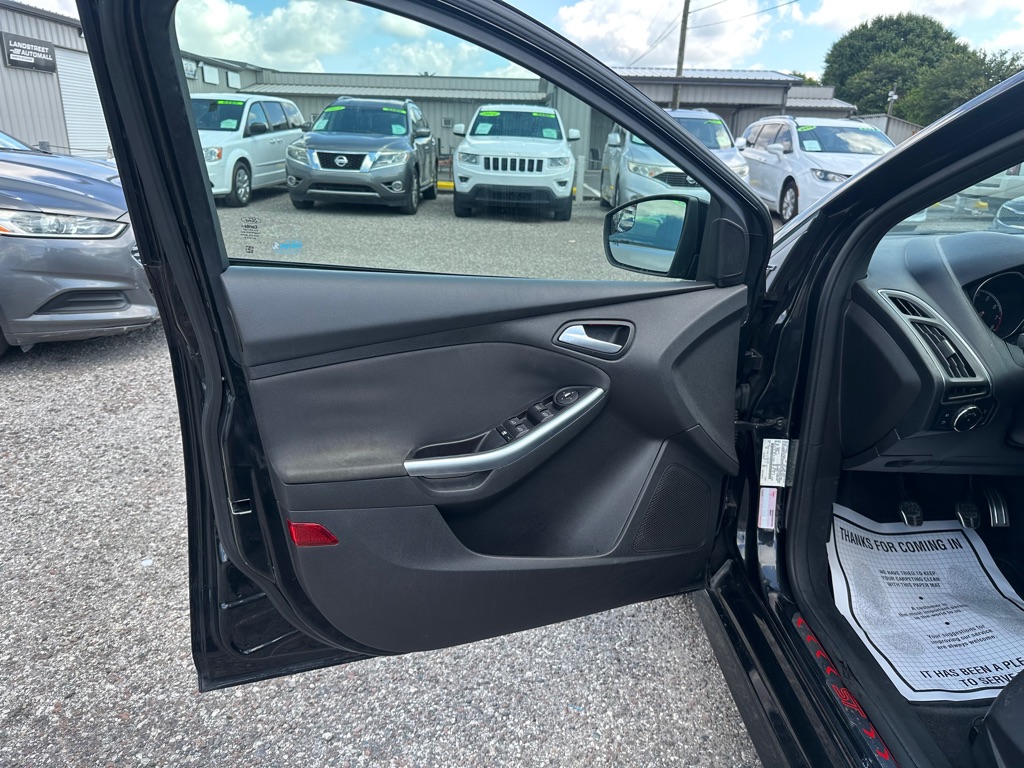 Photo 11 of this FORD FOCUS