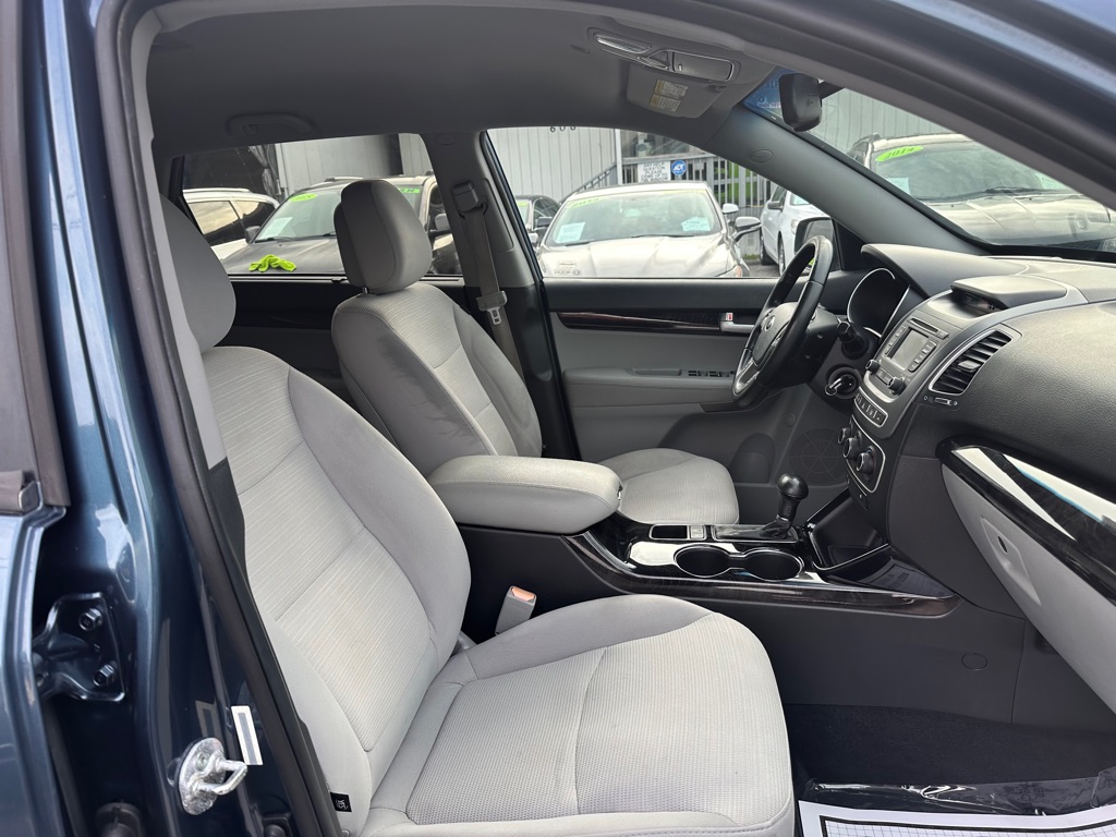 Photo 13 of this KIA SORENTO