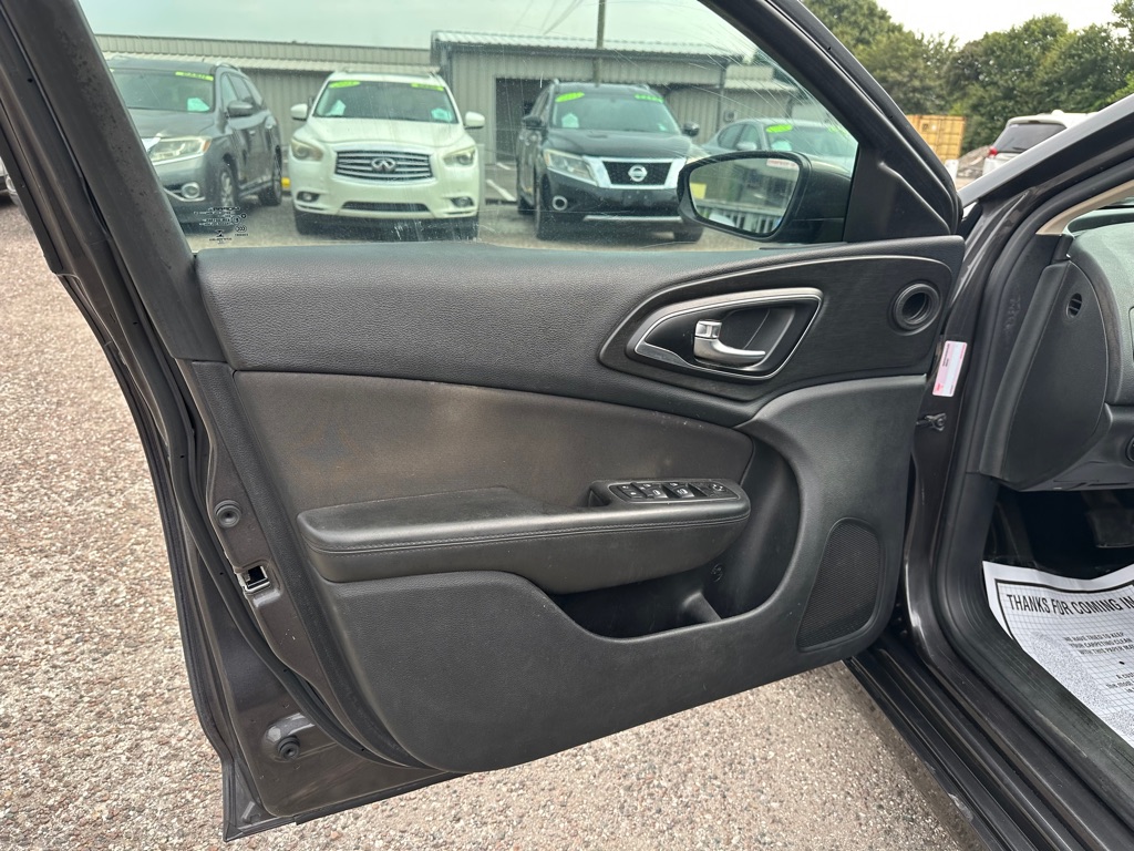 Photo 11 of this CHRYSLER 200