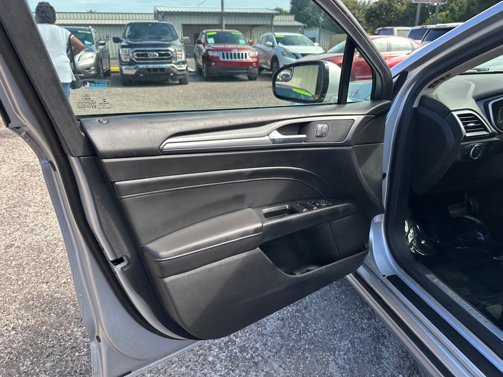 Photo 11 of this FORD FUSION