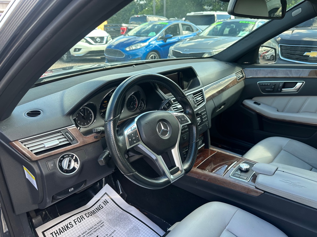 Photo 7 of this MERCEDES-BENZ E-CLASS