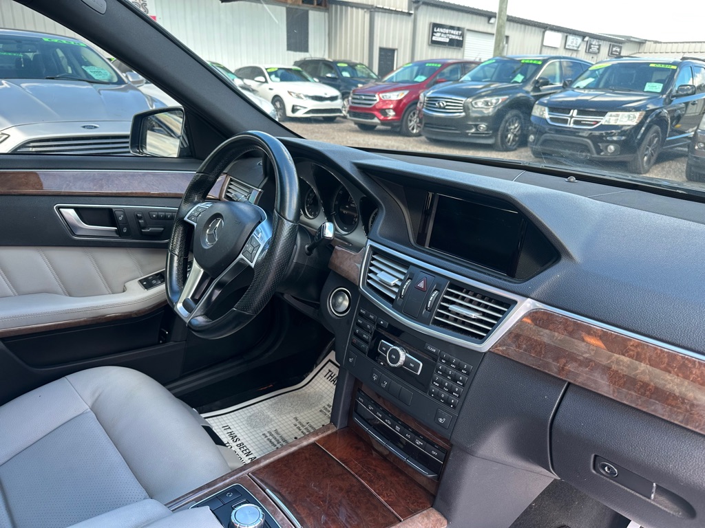 Photo 8 of this MERCEDES-BENZ E-CLASS