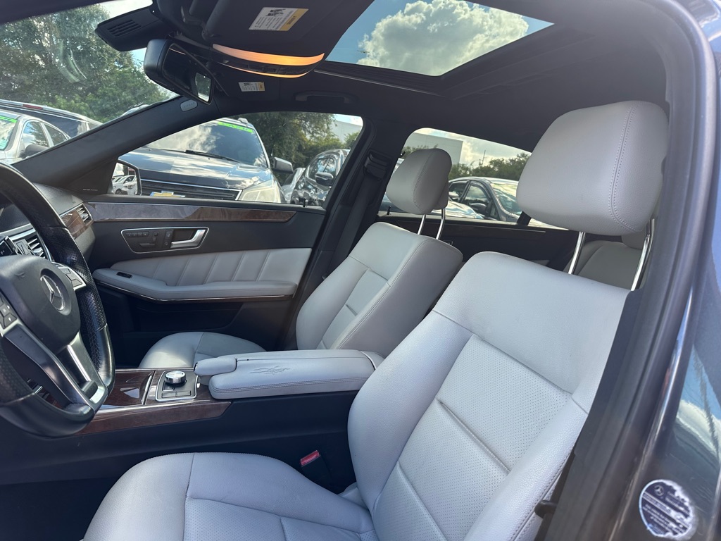 Photo 10 of this MERCEDES-BENZ E-CLASS