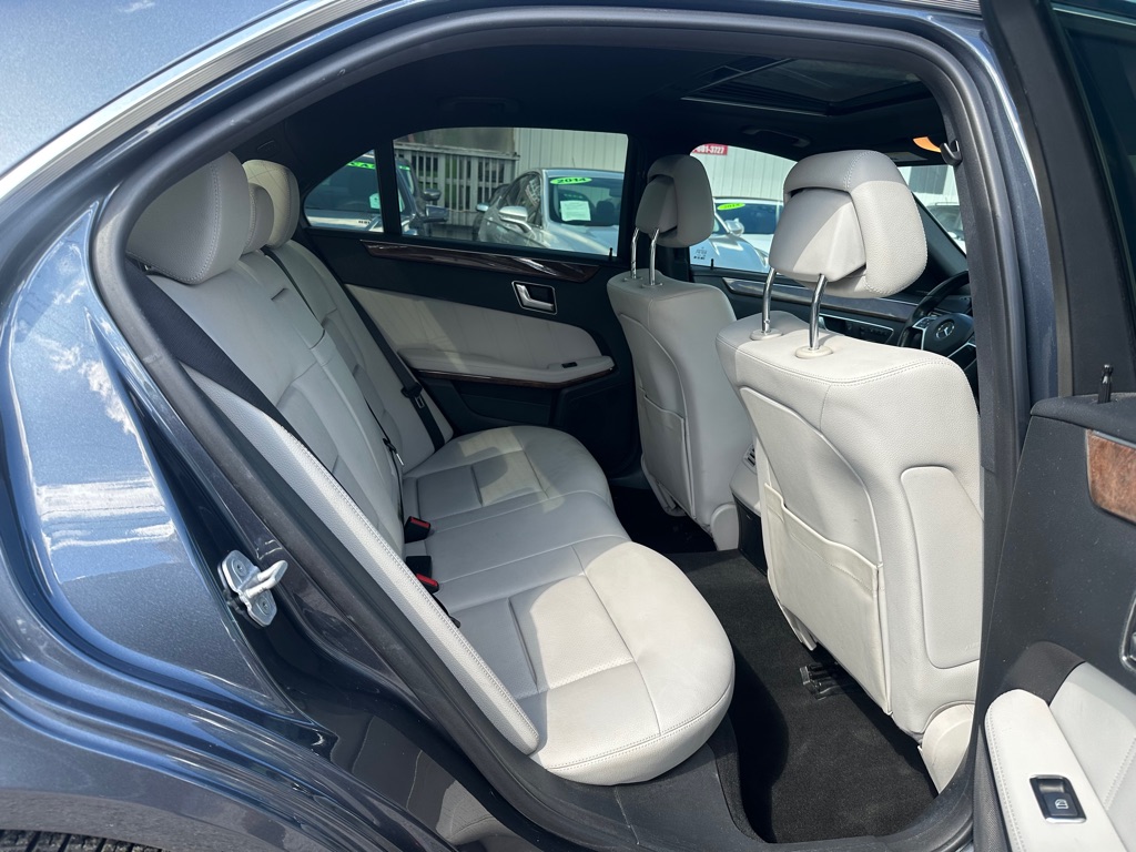 Photo 14 of this MERCEDES-BENZ E-CLASS