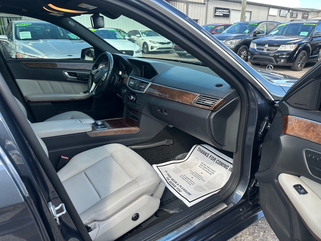 Photo 12 of this MERCEDES-BENZ E-CLASS