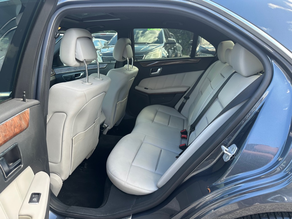 Photo 15 of this MERCEDES-BENZ E-CLASS