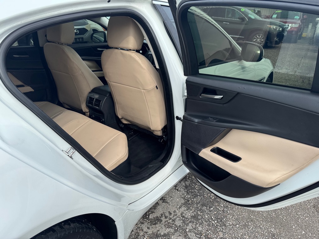 Photo 15 of this JAGUAR XE