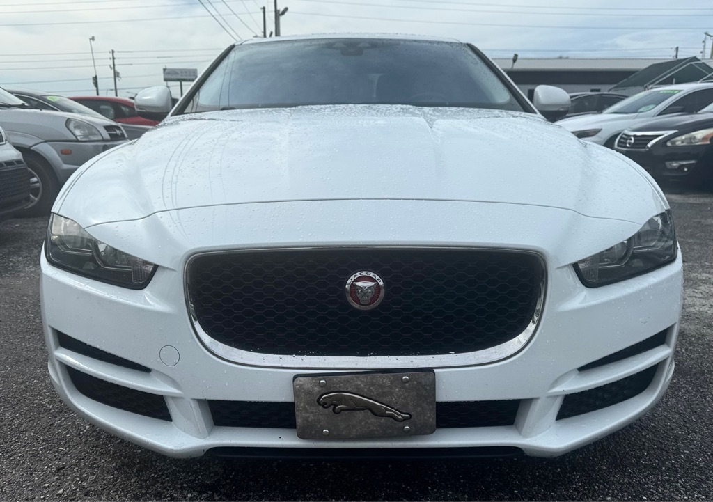 Photo 3 of this JAGUAR XE