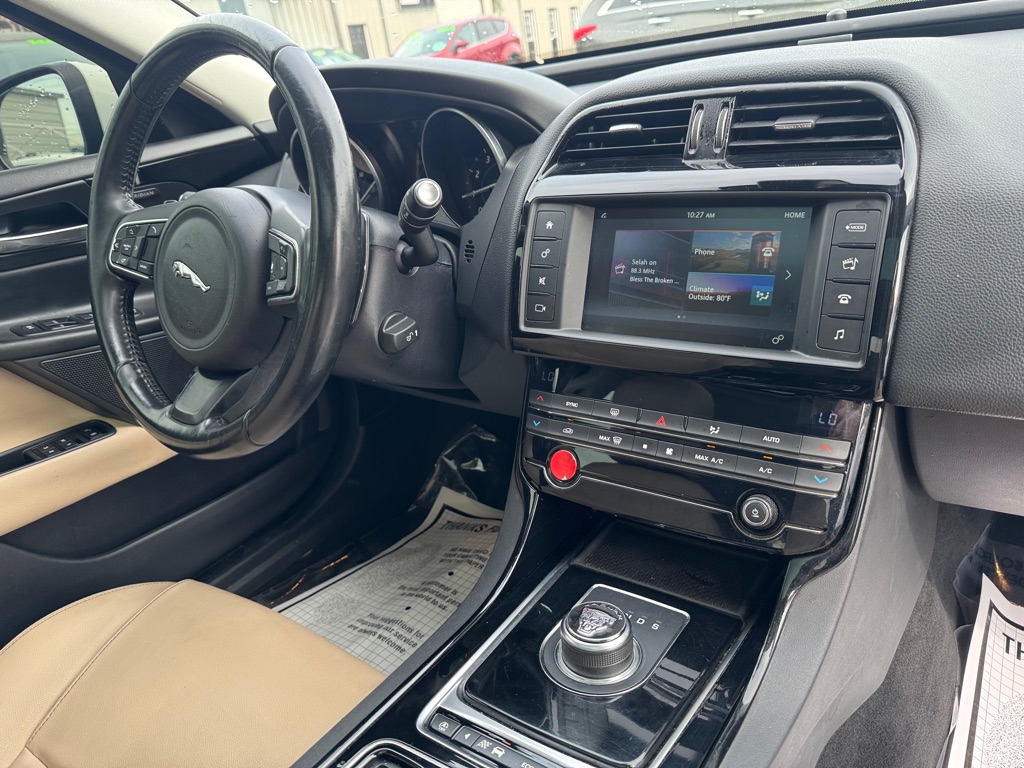 Photo 13 of this JAGUAR XE