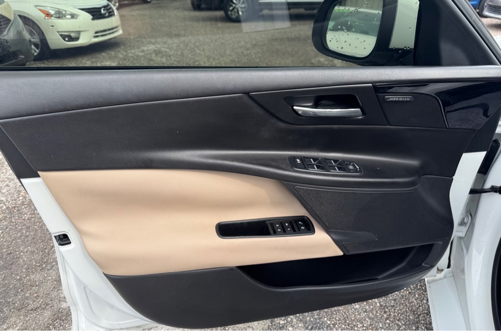 Photo 11 of this JAGUAR XE