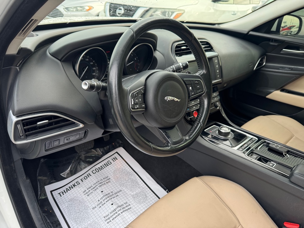 Photo 7 of this JAGUAR XE