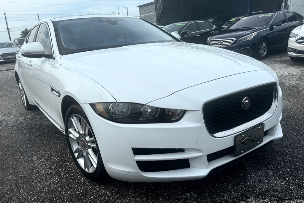 Photo 5 of this JAGUAR XE