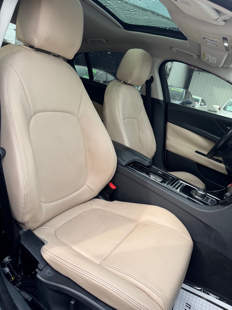 Photo 10 of this JAGUAR XE