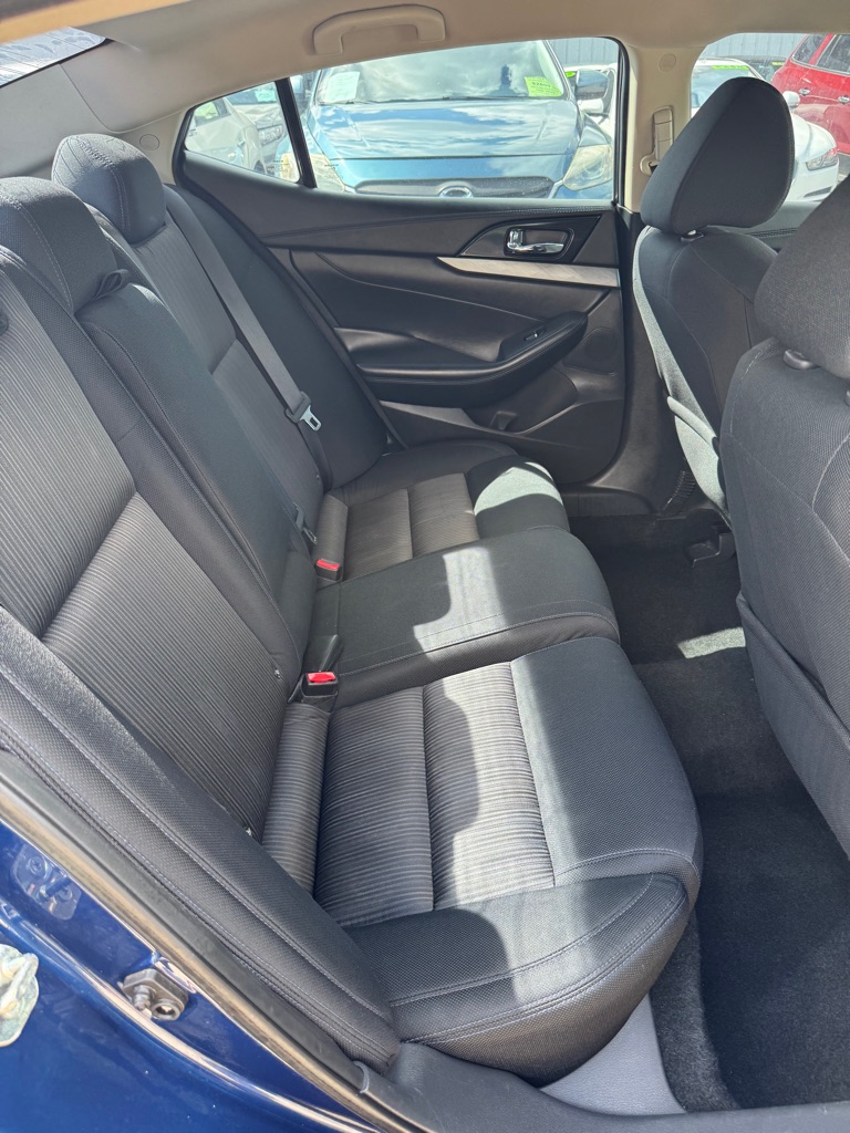 Photo 11 of this NISSAN MAXIMA