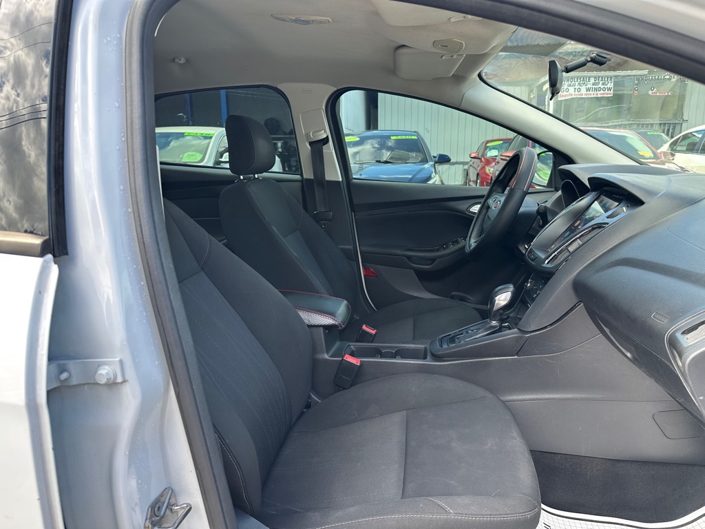 Photo 13 of this FORD FOCUS