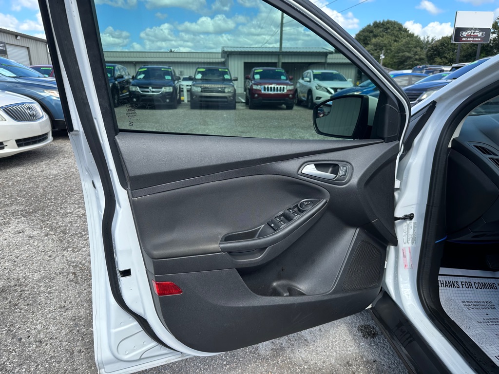 Photo 11 of this FORD FOCUS