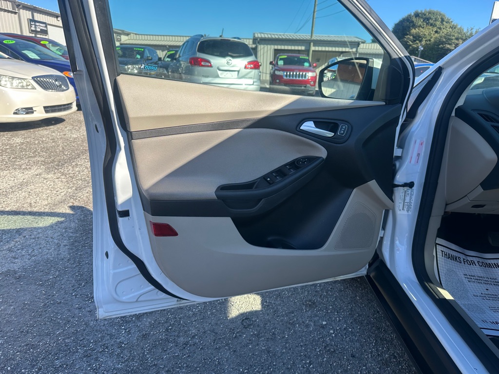Photo 11 of this FORD FOCUS