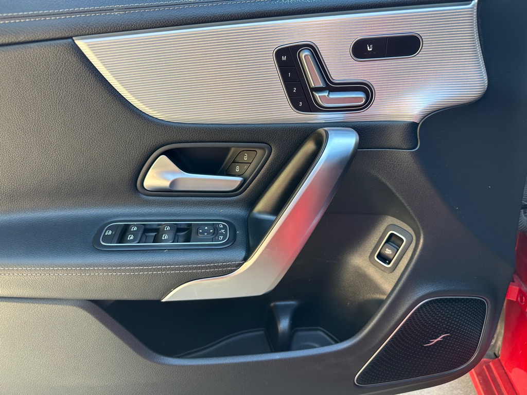 Photo 20 of this MERCEDES-BENZ CLA