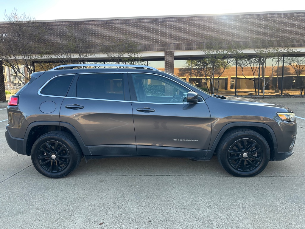 Photo 17 of this JEEP CHEROKEE