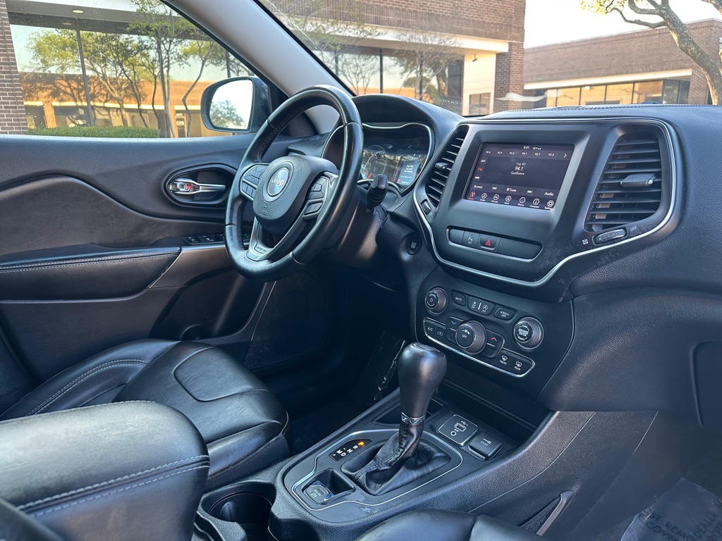 Photo 30 of this JEEP CHEROKEE