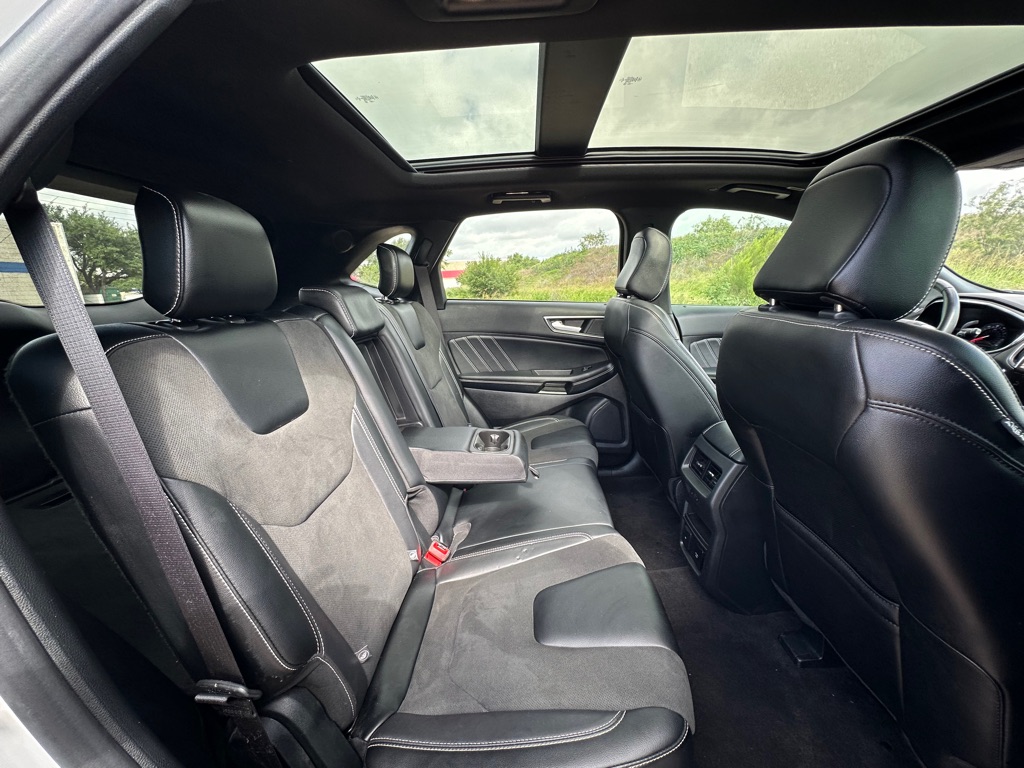 Photo 28 of this FORD EDGE