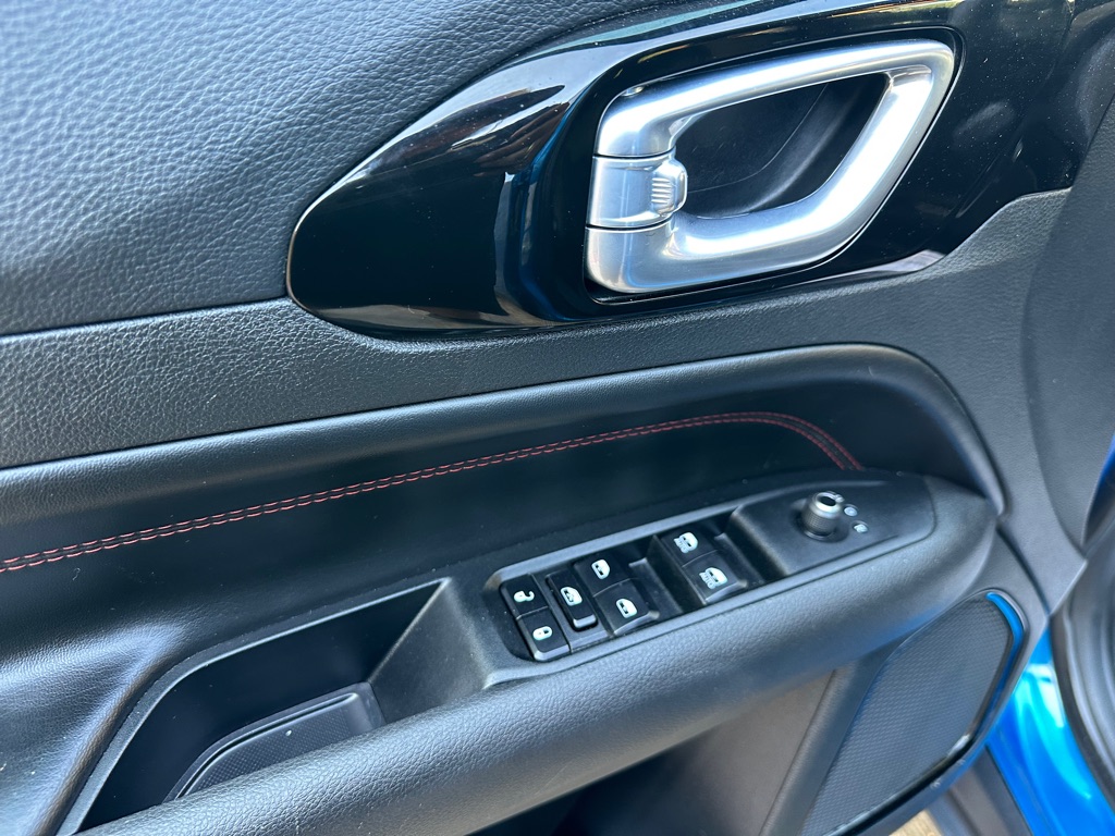 Photo 18 of this JEEP COMPASS
