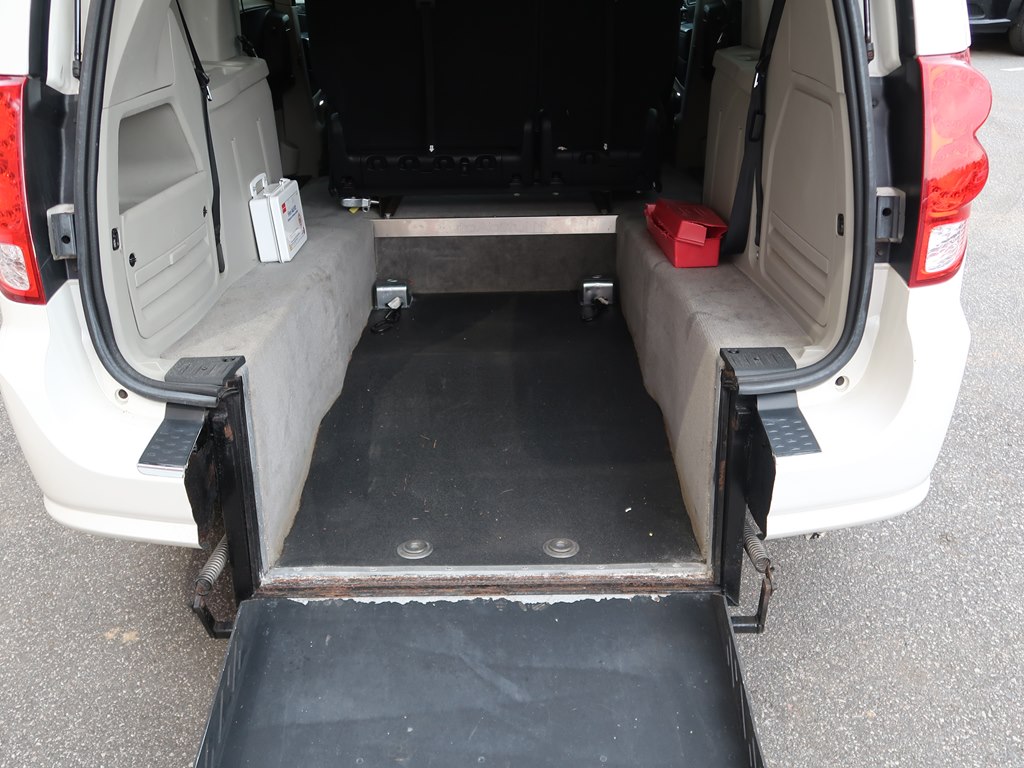 Photo 19 of this DODGE GRAND CARAVAN