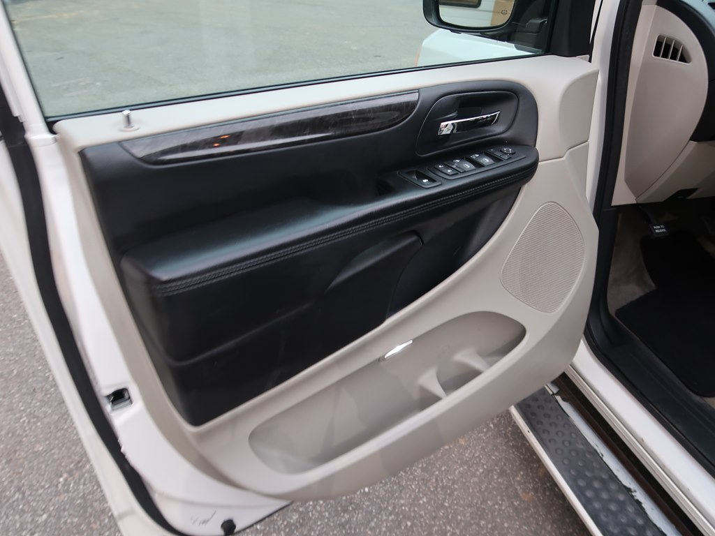 Photo 32 of this DODGE GRAND CARAVAN