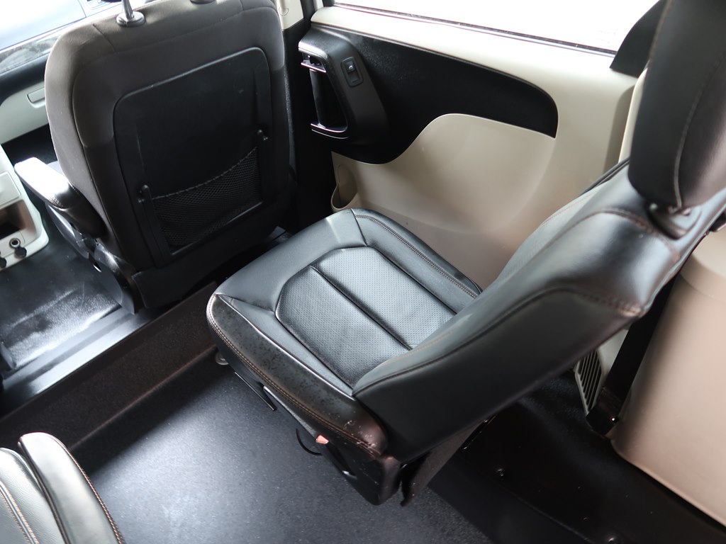Photo 36 of this DODGE GRAND CARAVAN