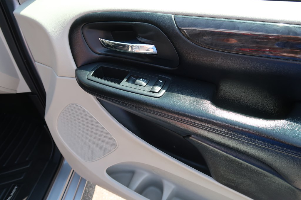 Photo 30 of this DODGE GRAND CARAVAN