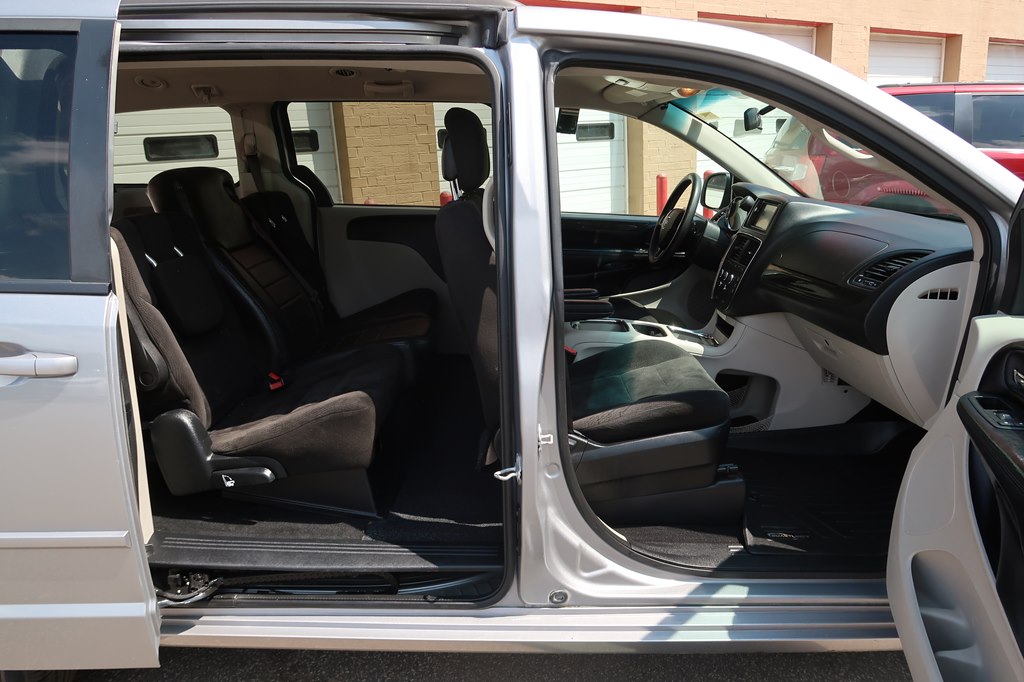 Photo 32 of this DODGE GRAND CARAVAN