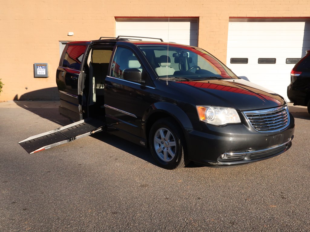 Photo 23 of this CHRYSLER TOWN & COUNTRY