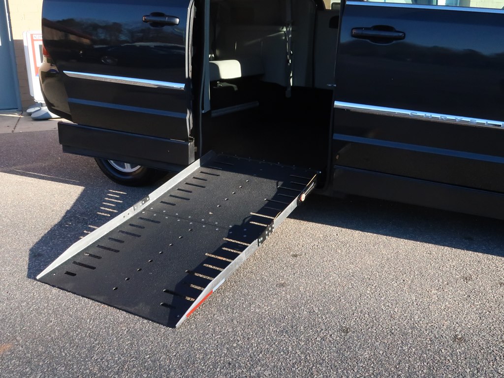 Photo 9 of this CHRYSLER TOWN & COUNTRY