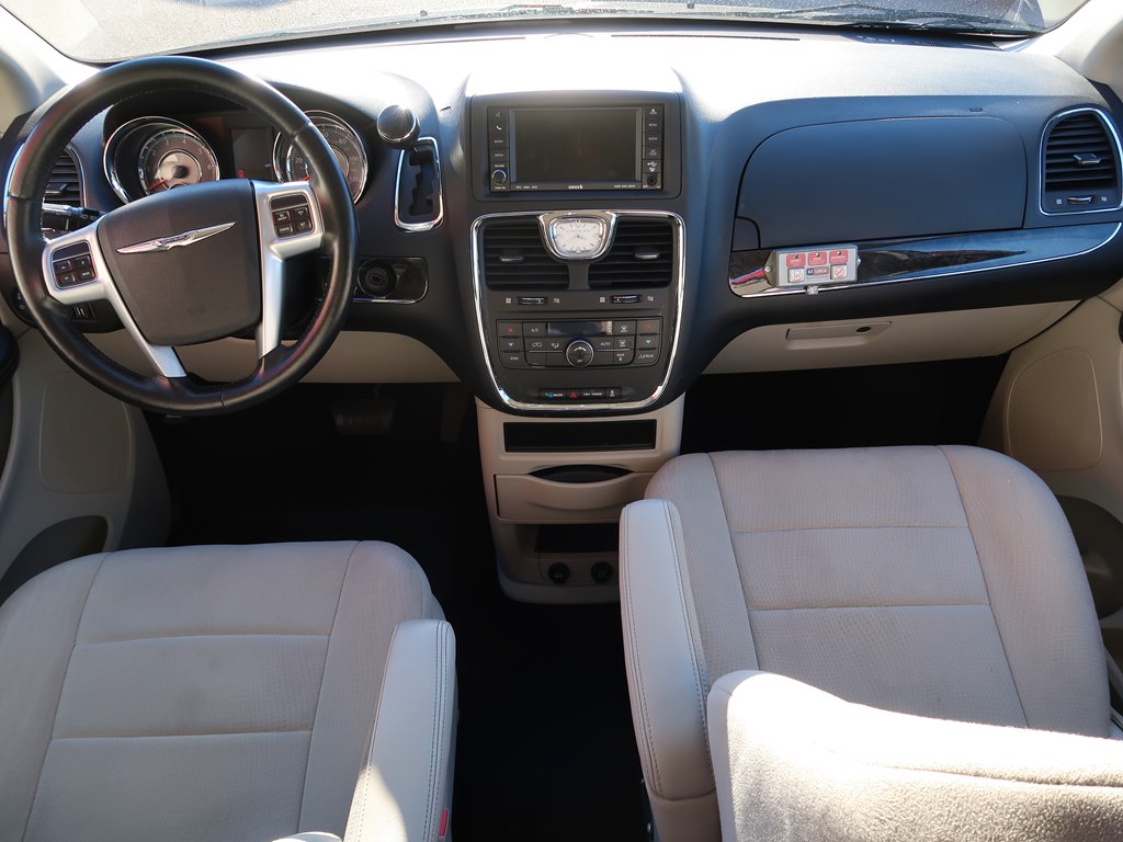 Photo 6 of this CHRYSLER TOWN & COUNTRY