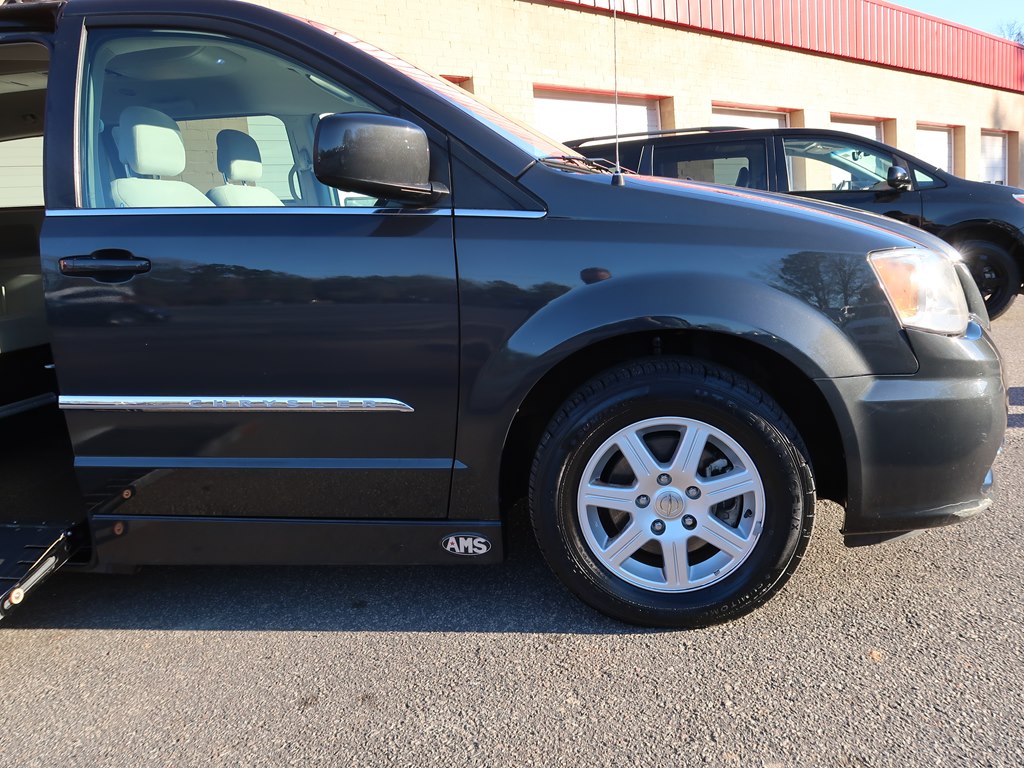 Photo 42 of this CHRYSLER TOWN & COUNTRY