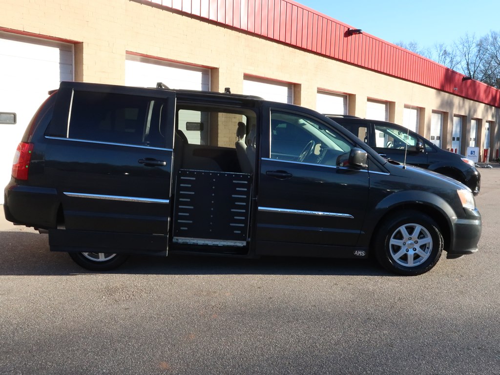 Photo 22 of this CHRYSLER TOWN & COUNTRY