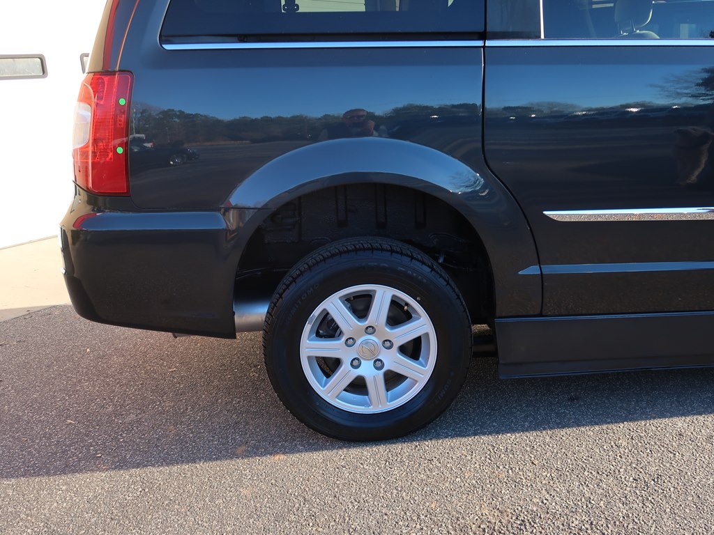 Photo 43 of this CHRYSLER TOWN & COUNTRY