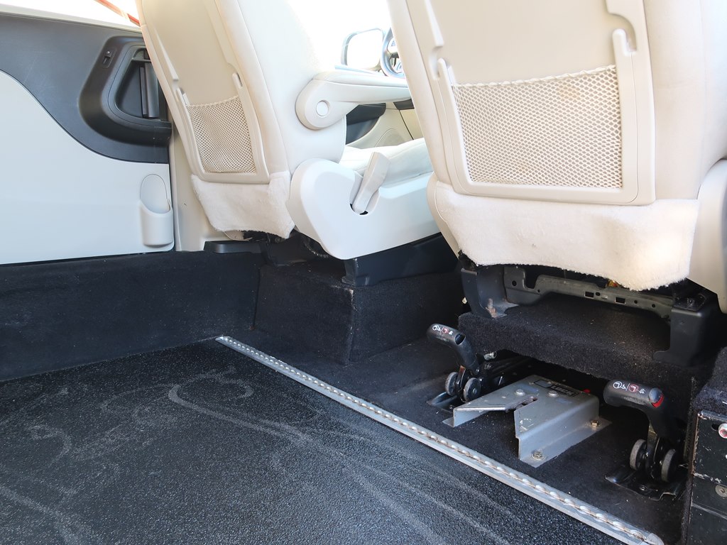 Photo 31 of this CHRYSLER TOWN & COUNTRY