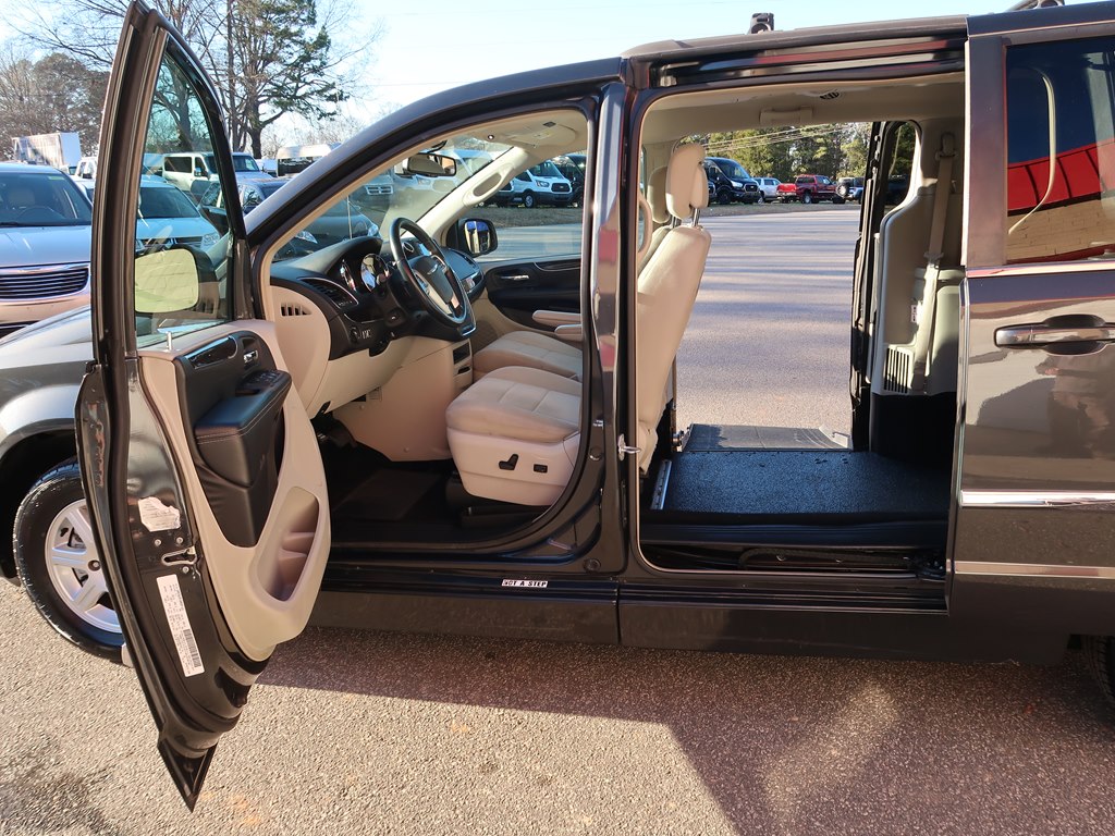 Photo 35 of this CHRYSLER TOWN & COUNTRY